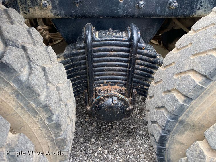 image for item KB9437 2003 Mack RD688S  winch truck