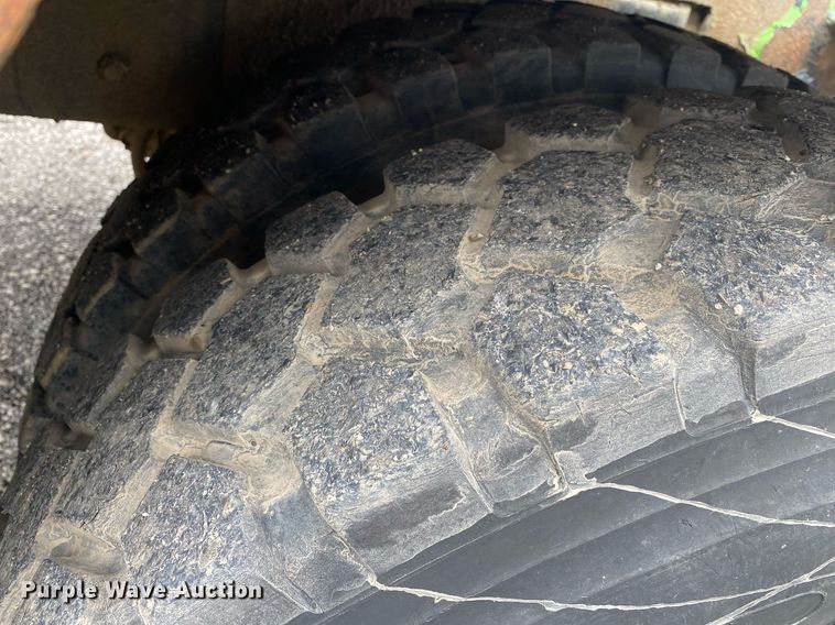 image for item KB9437 2003 Mack RD688S  winch truck