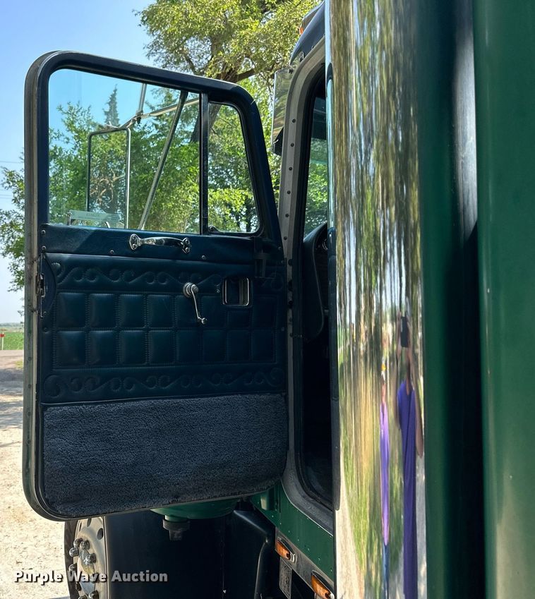 image for item KL9013 1981 Peterbilt 359  semi truck