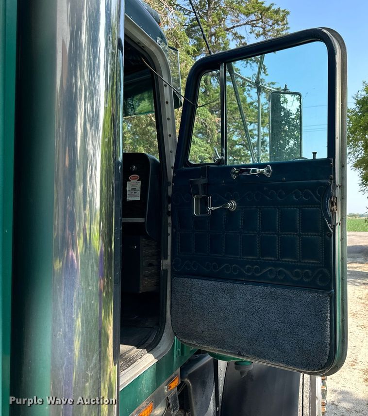 image for item KL9013 1981 Peterbilt 359  semi truck