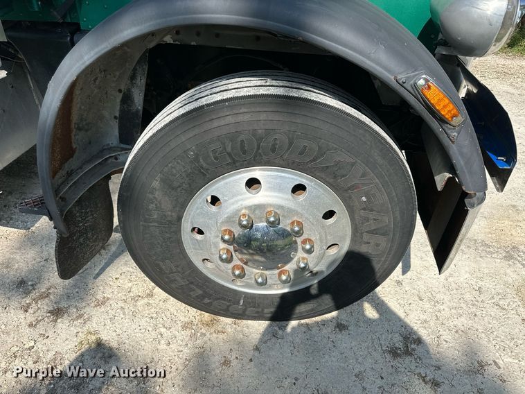 image for item KL9013 1981 Peterbilt 359  semi truck