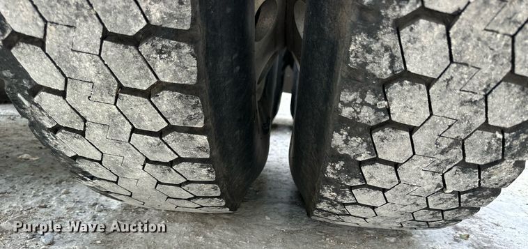 image for item KL9013 1981 Peterbilt 359  semi truck