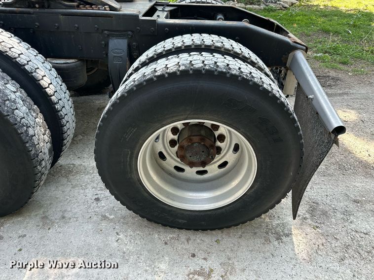 image for item KL9013 1981 Peterbilt 359  semi truck