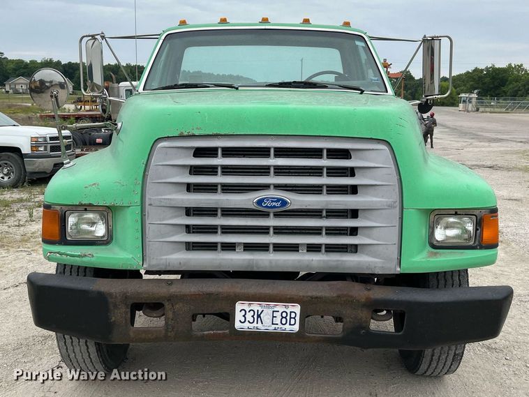 image for item LB9028 1997 Ford F800  truck cab and chassis