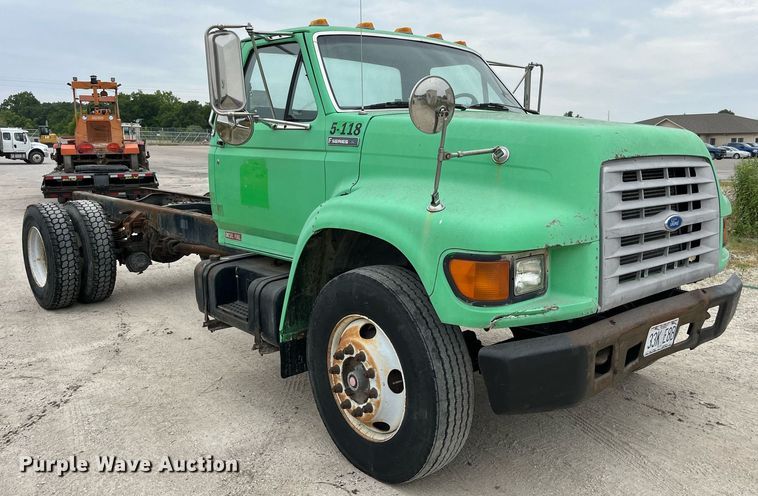 image for item LB9028 1997 Ford F800  truck cab and chassis