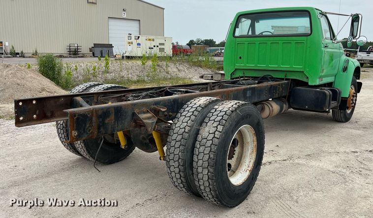 image for item LB9028 1997 Ford F800  truck cab and chassis