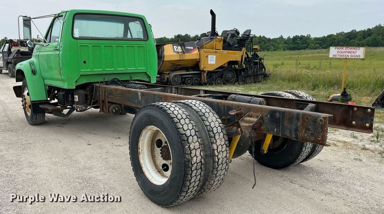 image for item LB9028 1997 Ford F800  truck cab and chassis