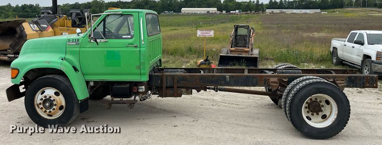image for item LB9028 1997 Ford F800  truck cab and chassis
