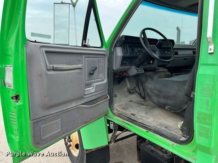 image for item LB9028 1997 Ford F800  truck cab and chassis