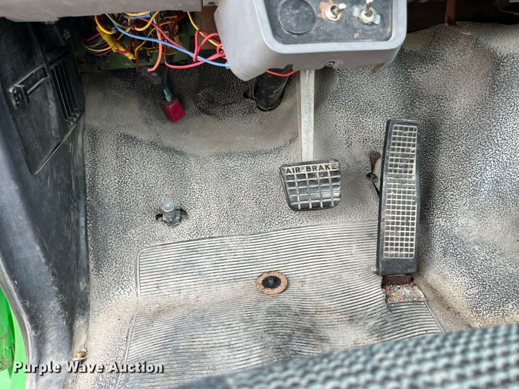 image for item LB9028 1997 Ford F800  truck cab and chassis