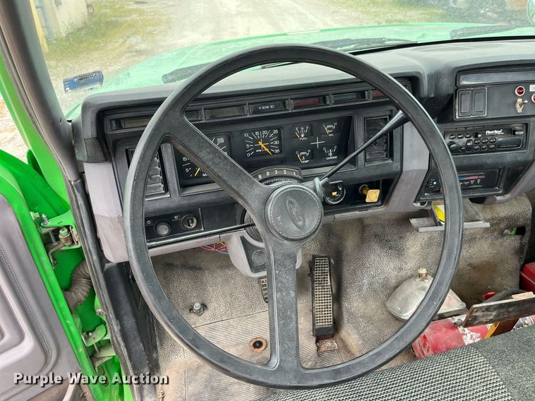 image for item LB9028 1997 Ford F800  truck cab and chassis