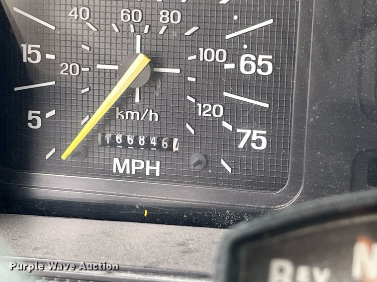 image for item LB9028 1997 Ford F800  truck cab and chassis