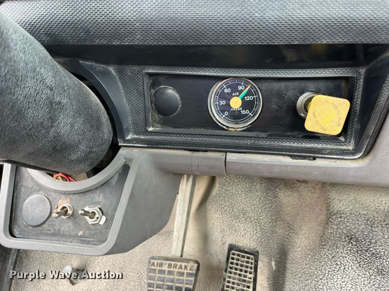 image for item LB9028 1997 Ford F800  truck cab and chassis