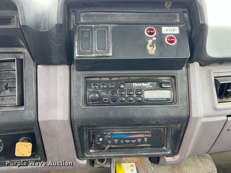 image for item LB9028 1997 Ford F800  truck cab and chassis