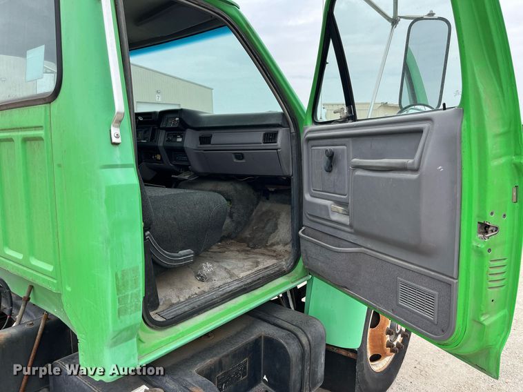 image for item LB9028 1997 Ford F800  truck cab and chassis