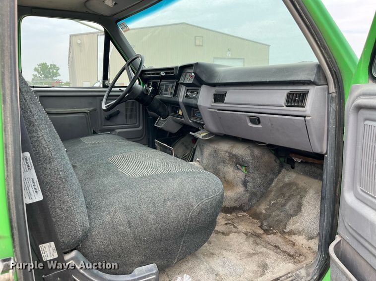 image for item LB9028 1997 Ford F800  truck cab and chassis