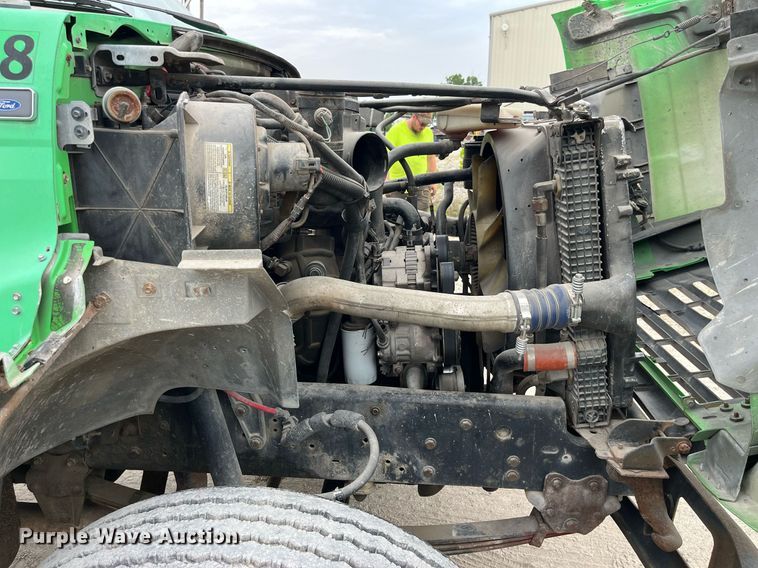 image for item LB9028 1997 Ford F800  truck cab and chassis