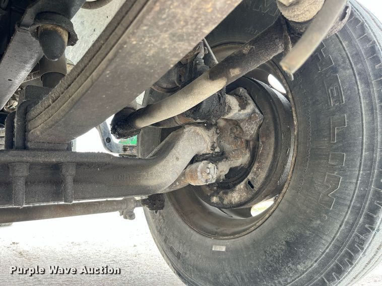 image for item LB9028 1997 Ford F800  truck cab and chassis