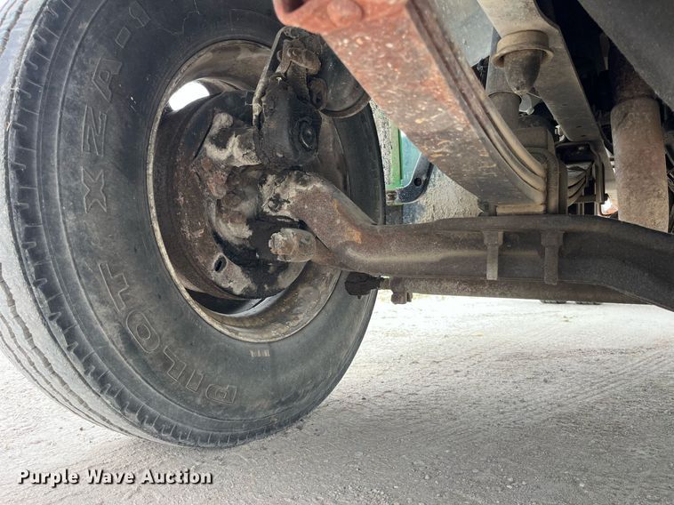 image for item LB9028 1997 Ford F800  truck cab and chassis