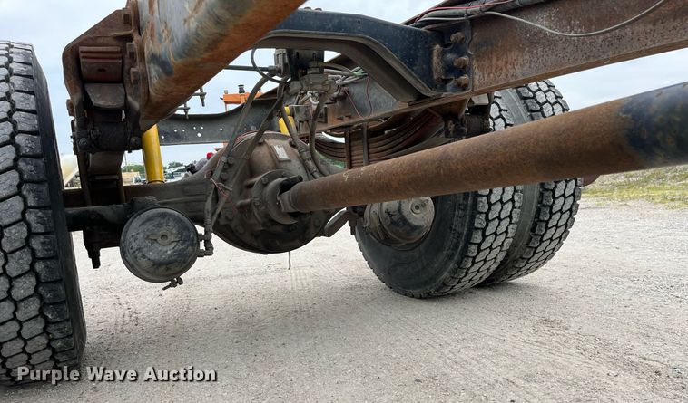 image for item LB9028 1997 Ford F800  truck cab and chassis