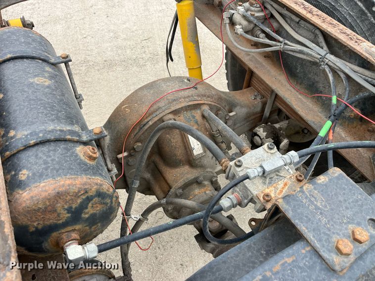 image for item LB9028 1997 Ford F800  truck cab and chassis