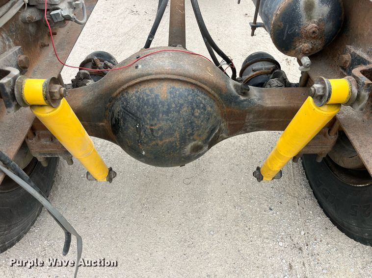 image for item LB9028 1997 Ford F800  truck cab and chassis