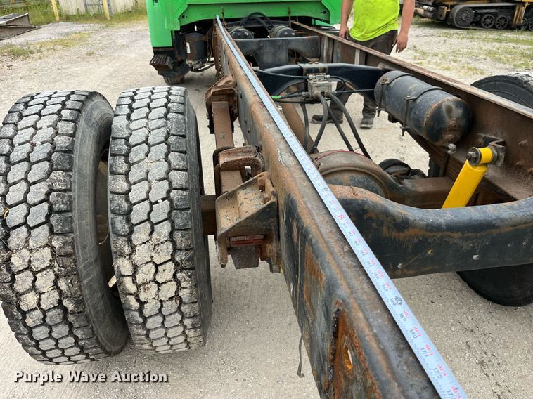 image for item LB9028 1997 Ford F800  truck cab and chassis