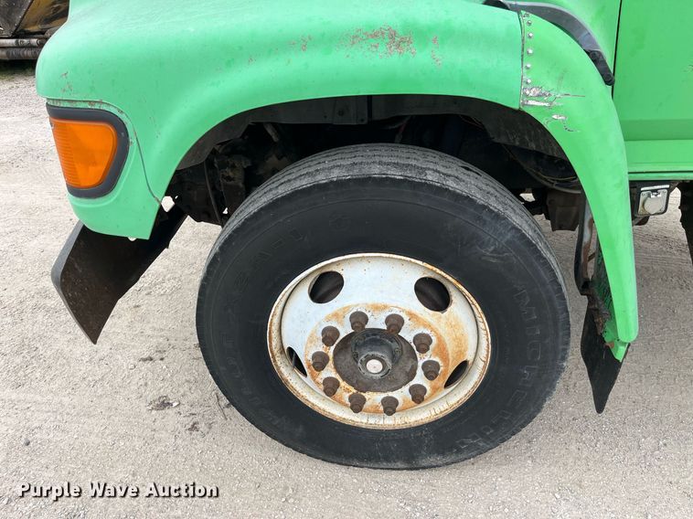 image for item LB9028 1997 Ford F800  truck cab and chassis