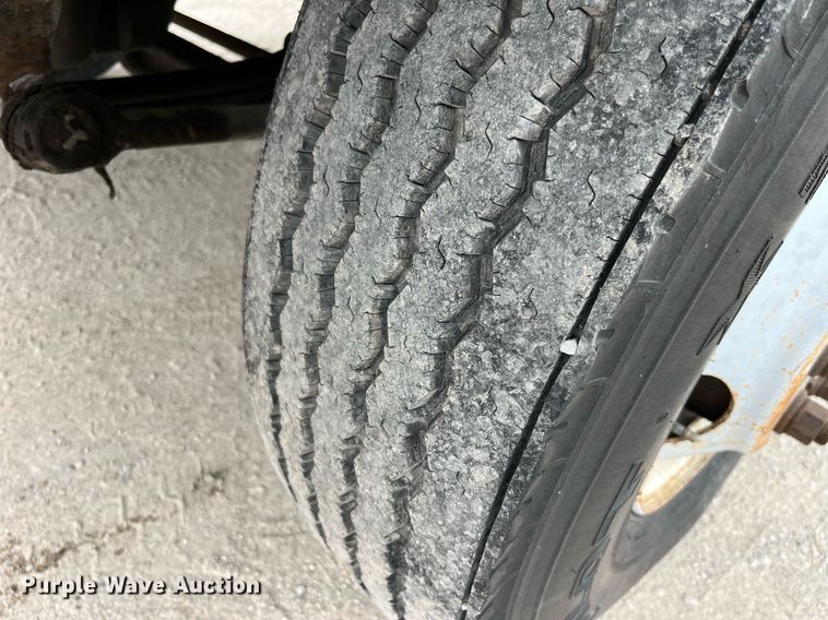 image for item LB9028 1997 Ford F800  truck cab and chassis