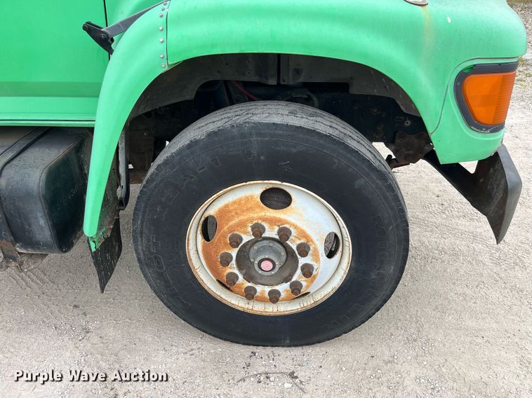 image for item LB9028 1997 Ford F800  truck cab and chassis