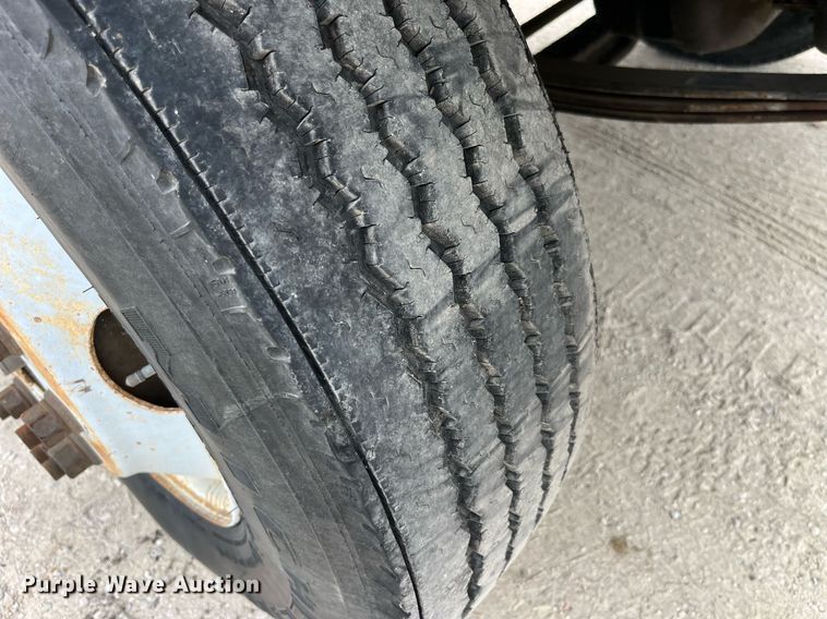 image for item LB9028 1997 Ford F800  truck cab and chassis