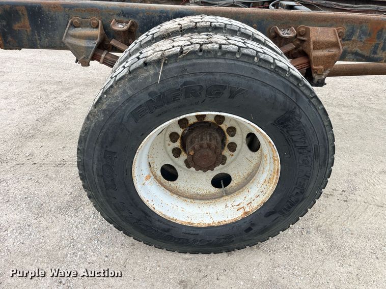 image for item LB9028 1997 Ford F800  truck cab and chassis