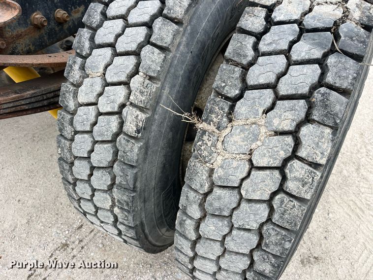 image for item LB9028 1997 Ford F800  truck cab and chassis