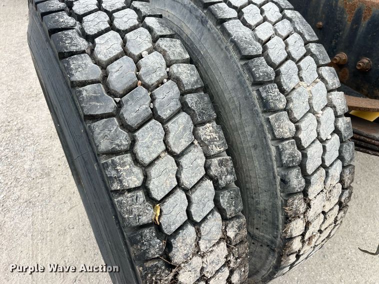 image for item LB9028 1997 Ford F800  truck cab and chassis