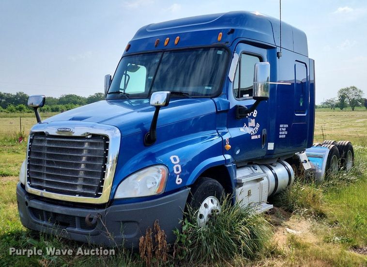 image for item LE9124 2013 Freightliner Cascadia  semi truck
