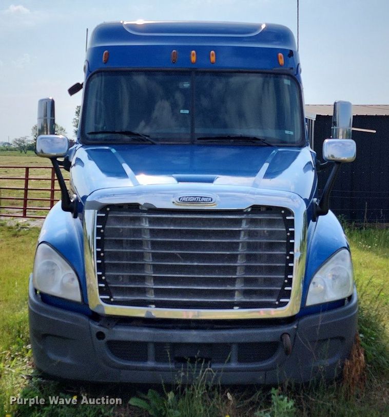image for item LE9124 2013 Freightliner Cascadia  semi truck