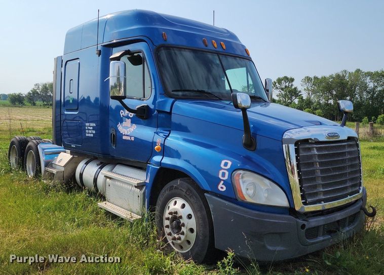image for item LE9124 2013 Freightliner Cascadia  semi truck