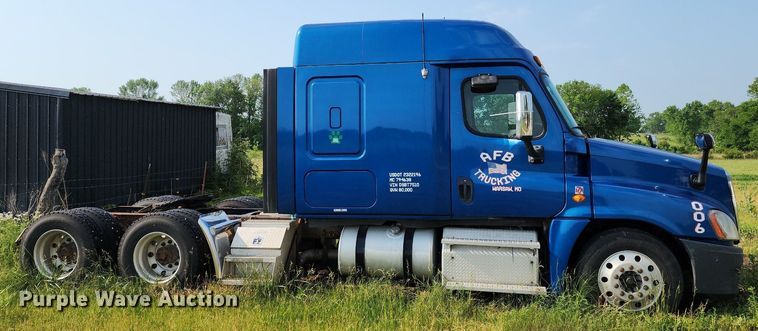 image for item LE9124 2013 Freightliner Cascadia  semi truck