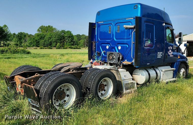 image for item LE9124 2013 Freightliner Cascadia  semi truck