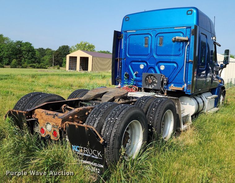 image for item LE9124 2013 Freightliner Cascadia  semi truck