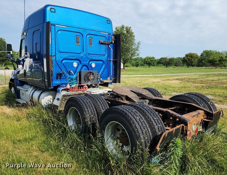 image for item LE9124 2013 Freightliner Cascadia  semi truck