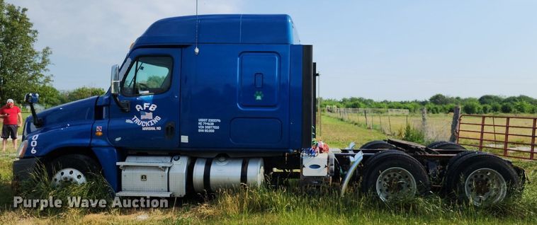 image for item LE9124 2013 Freightliner Cascadia  semi truck