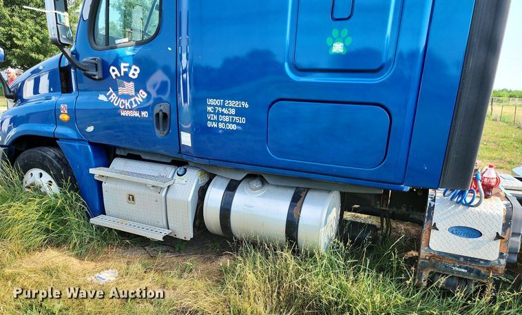 image for item LE9124 2013 Freightliner Cascadia  semi truck