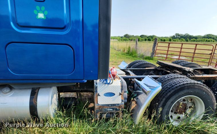 image for item LE9124 2013 Freightliner Cascadia  semi truck