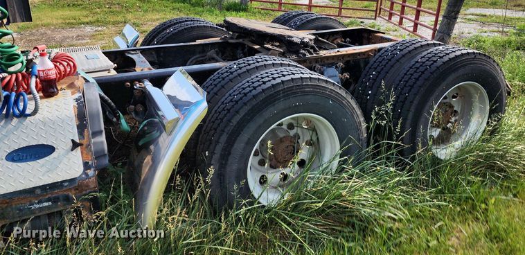 image for item LE9124 2013 Freightliner Cascadia  semi truck