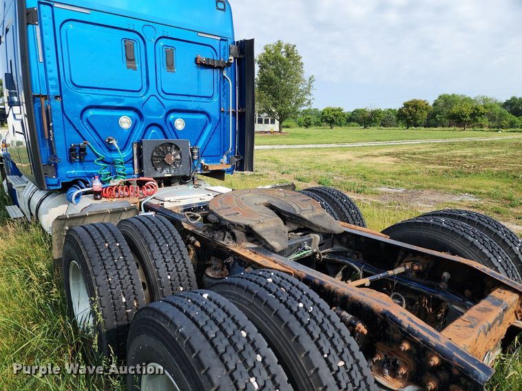 image for item LE9124 2013 Freightliner Cascadia  semi truck