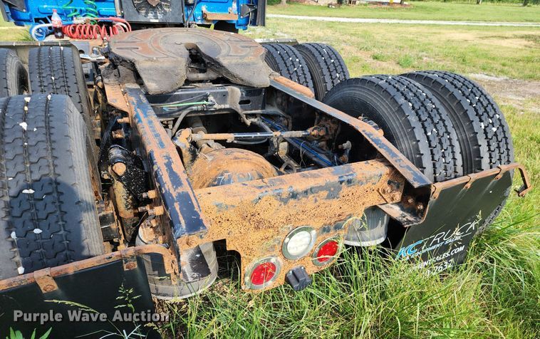 image for item LE9124 2013 Freightliner Cascadia  semi truck