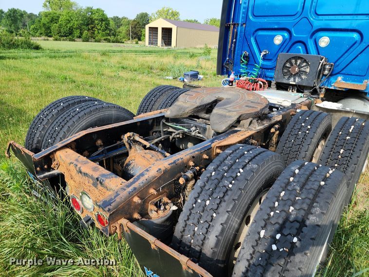 image for item LE9124 2013 Freightliner Cascadia  semi truck