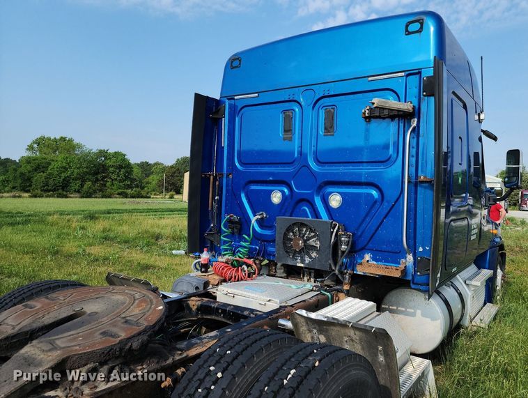 image for item LE9124 2013 Freightliner Cascadia  semi truck