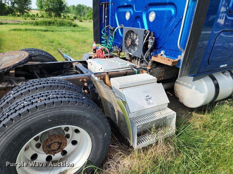 image for item LE9124 2013 Freightliner Cascadia  semi truck